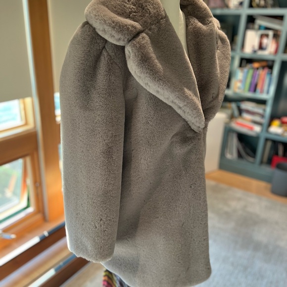 Keepsake faux violet fur coat. Size m - Picture 5 of 14